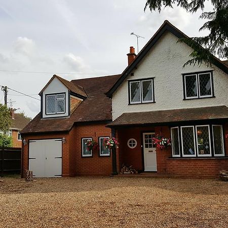 Sadlers Guest House Wokingham Exterior photo